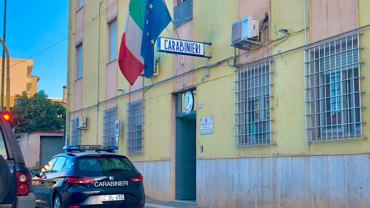 Rubano vestiti e picchiano il commesso che cerca di fermarli: due arresti