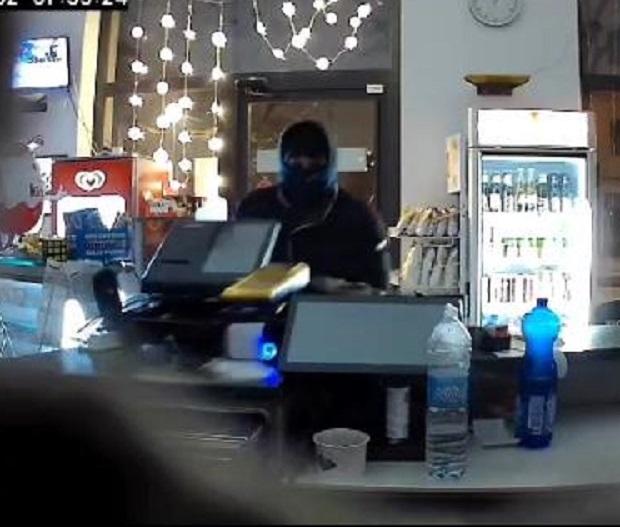 Spaccata col tombino al bar: ecco la foto del ladro in azione