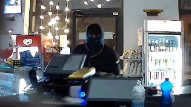 Spaccata col tombino al bar: ecco la foto del ladro in azione