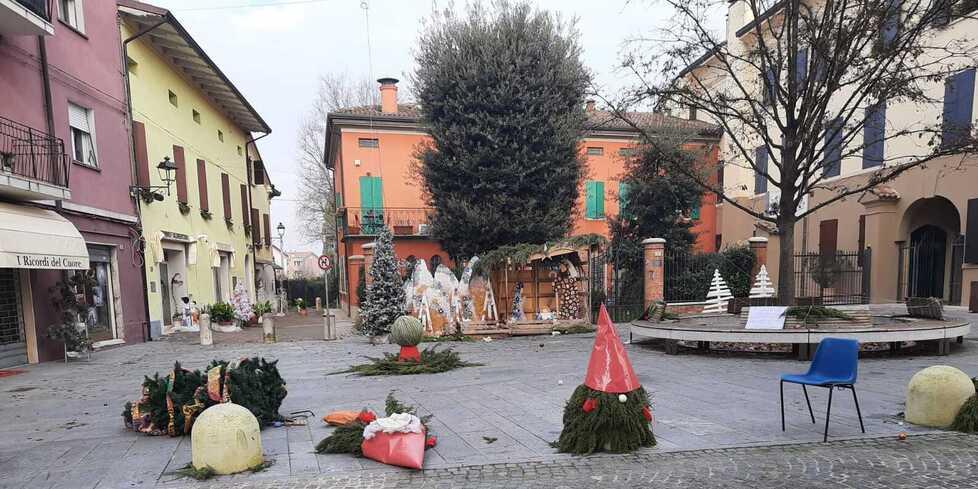 San Felice, una baby gang dà fuoco al presepe e abbatte l'albero di Natale