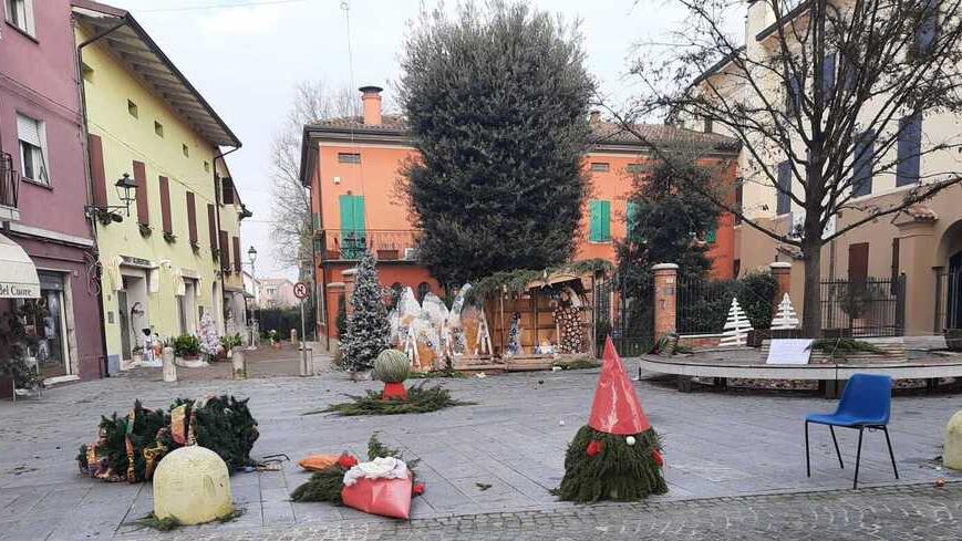 San Felice, una baby gang dà fuoco al presepe e abbatte l'albero di Natale