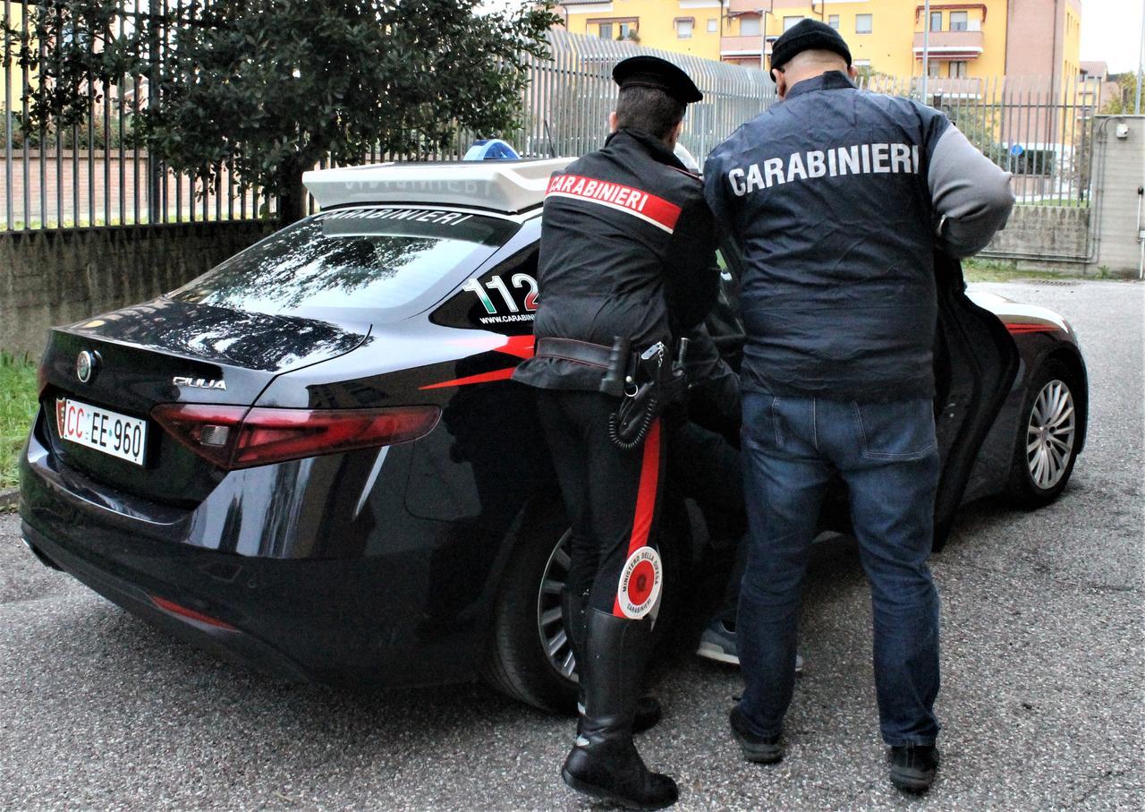 Sorpreso a rubare in un’auto: arrestato a Ferrara