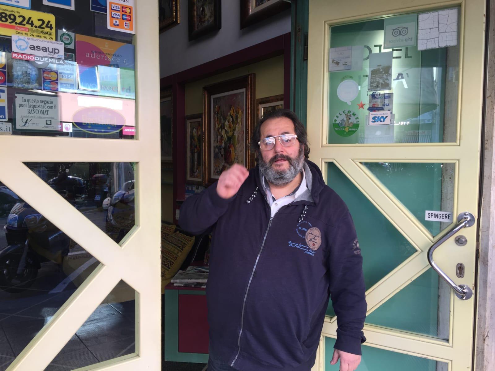 L'albergatore Santo Rotondo all'ingresso dell'hotel Città