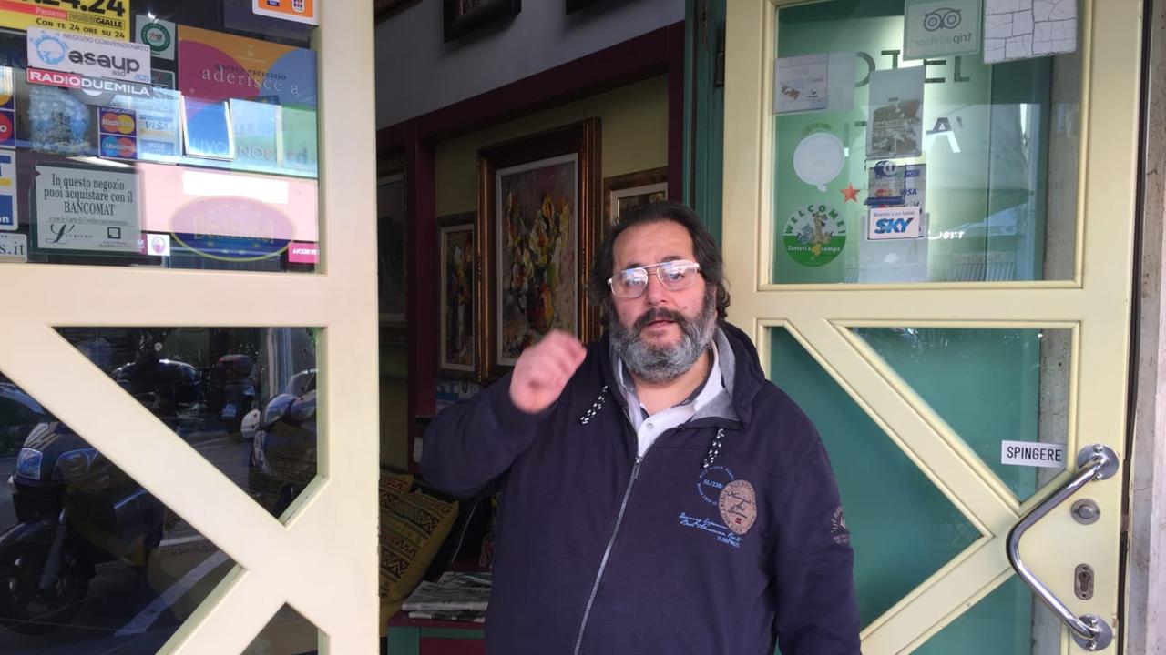 L'albergatore Santo Rotondo all'ingresso dell'hotel Città