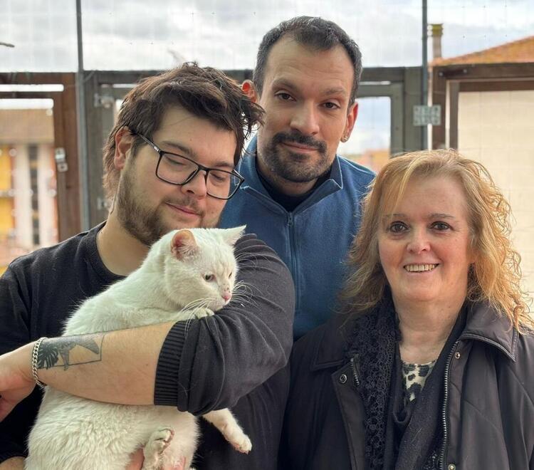 
	Il gatto Leo di nuovo insieme alla famiglia proprietaria

