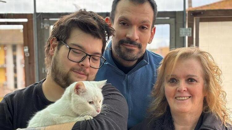 Il gatto Leo di nuovo insieme alla famiglia proprietaria