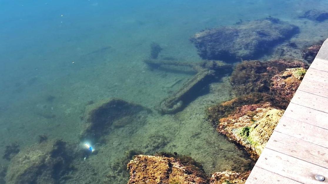 Olbia, il mare di via Redipuglia è il cimitero dei monopattini
