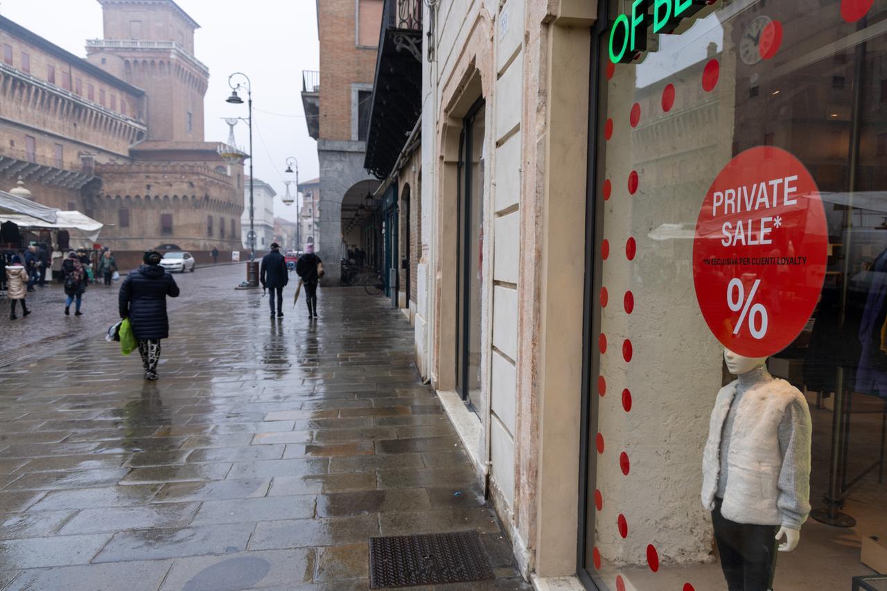 Ferrara, iniziano i saldi invernali: clienti a caccia di offerte