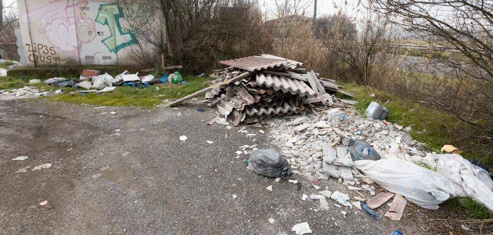 Discarica abusiva alla Fiera: colle, pneumatici e scarti edili