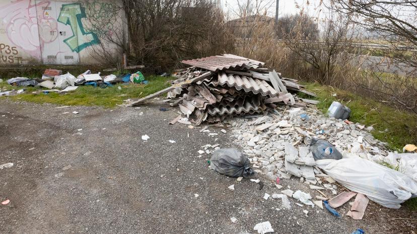 Discarica abusiva alla Fiera: colle, pneumatici e scarti edili