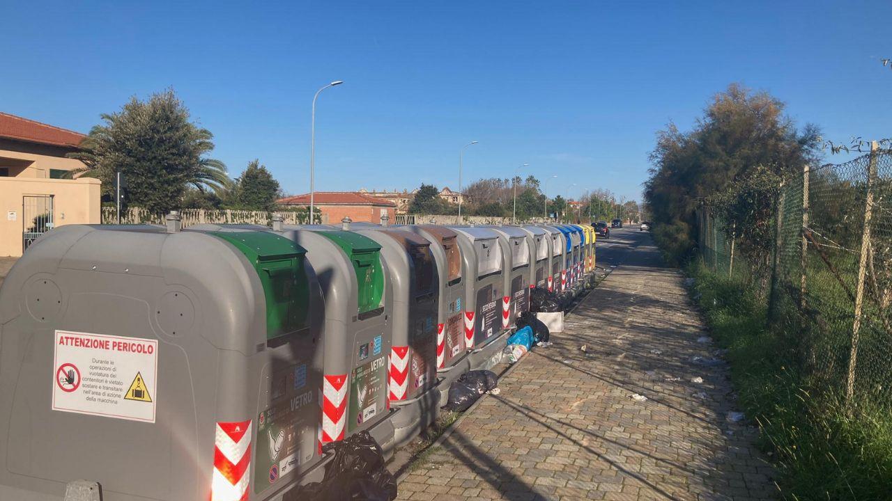 Sacchetti di rifiuti abbandonati a fianco dei cassonetti