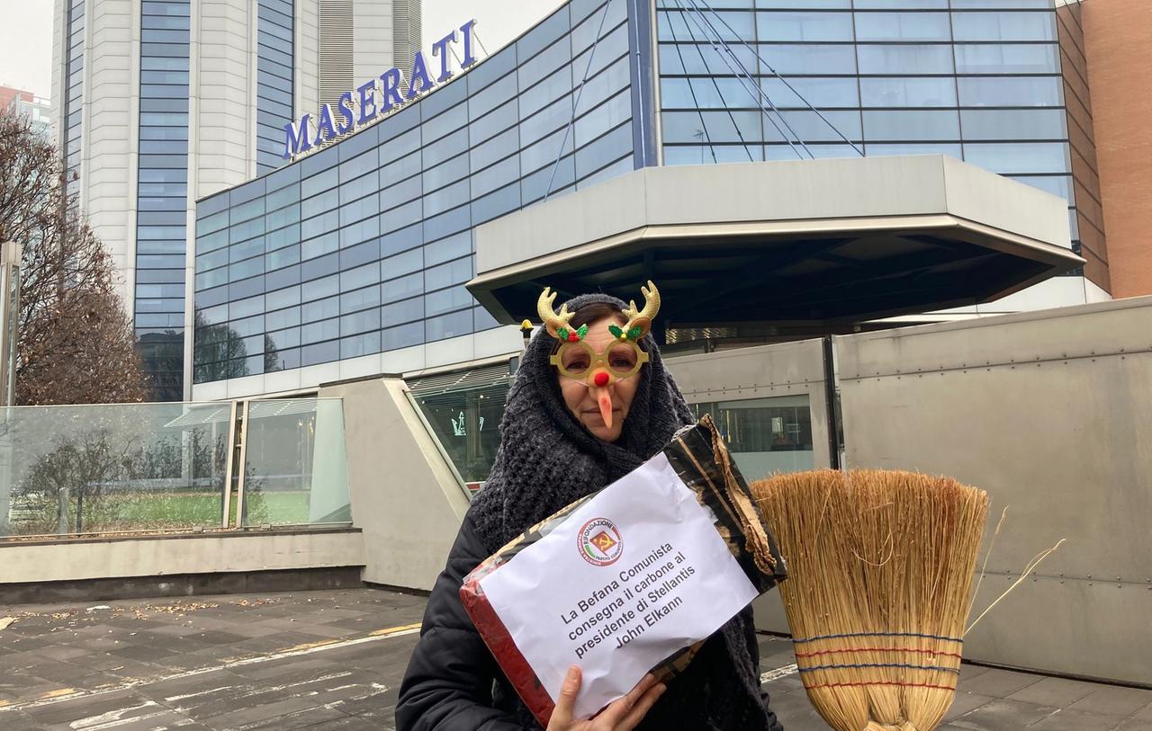La befana comunista porta il carbone a John Elkann davanti alla Maserati