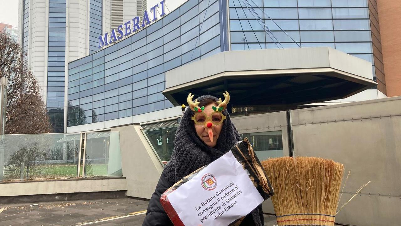 La befana comunista porta il carbone a John Elkann davanti alla Maserati
