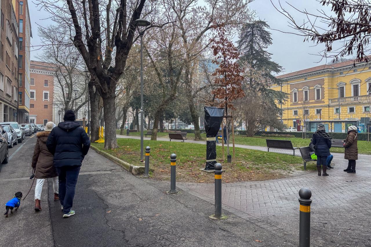Ferrara, circondati e minacciati con i coltelli ai giardini