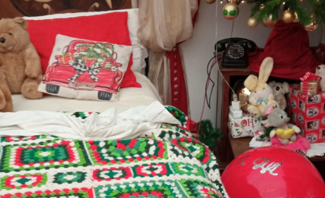 
	Il letto di Babbo Natale in disordine dopo il furto

