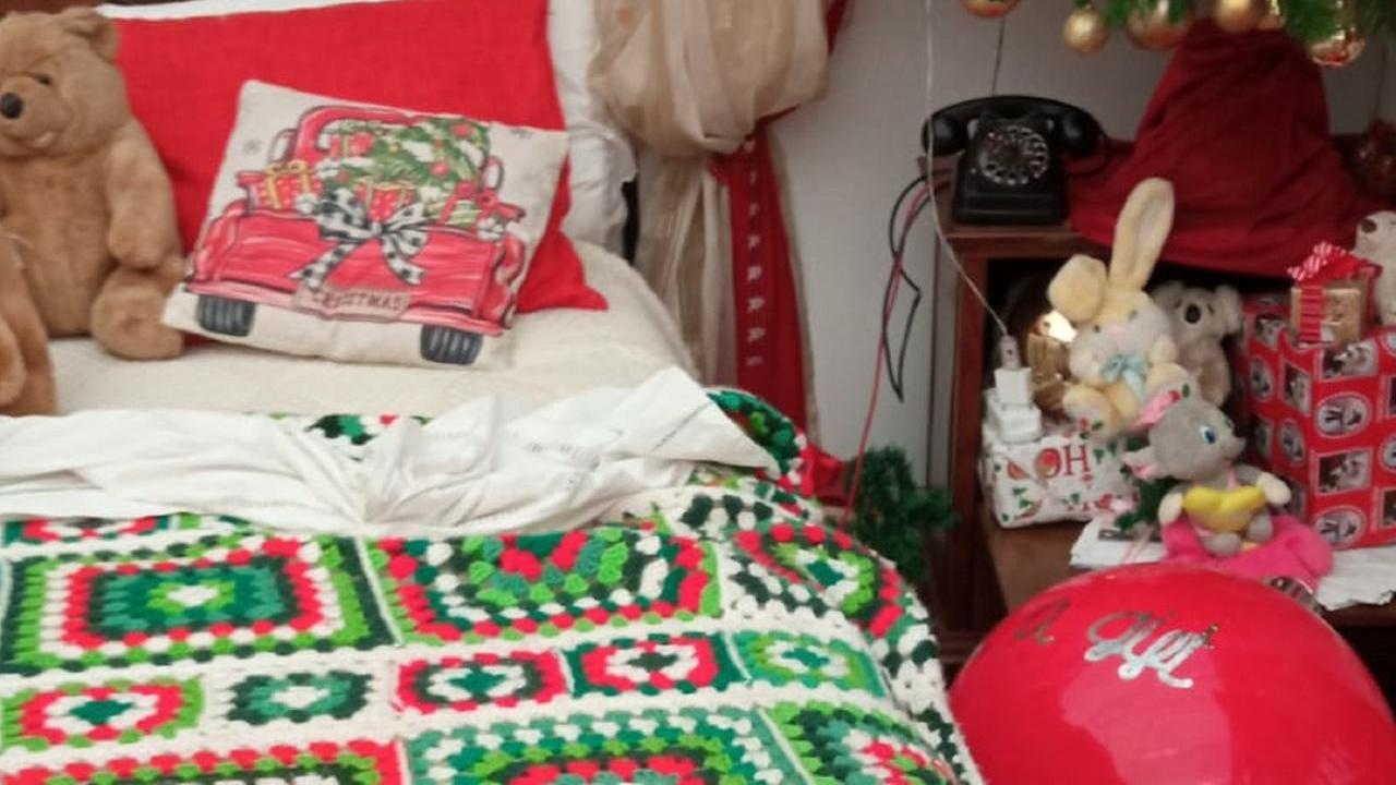 Il letto di Babbo Natale in disordine dopo il furto