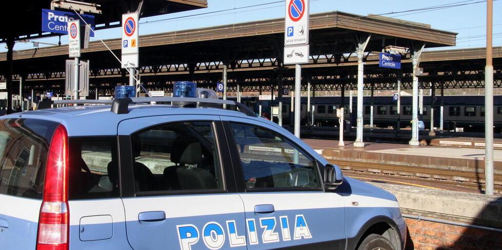 Prato, agenti della Polfer in treno salvano la gamba a un passeggero