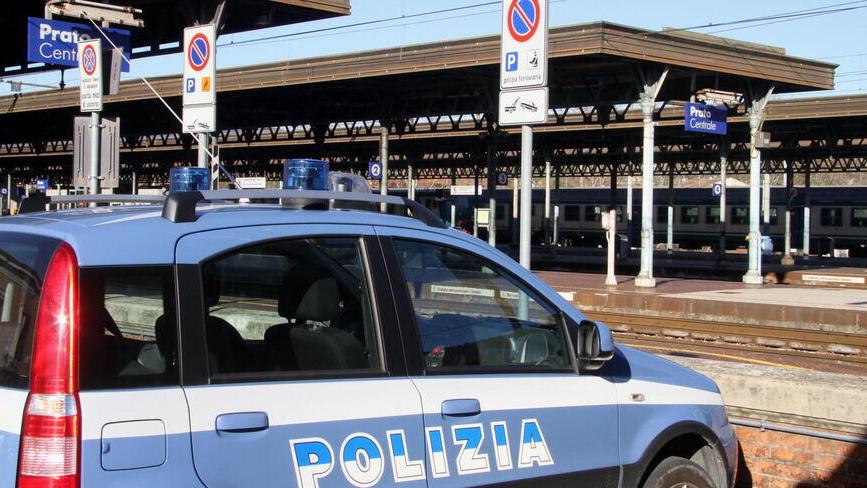 Prato, agenti della Polfer in treno salvano la gamba a un passeggero