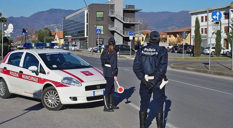 Lucca, al volante con una patente di “fantasia”: denunciato per documenti falsi