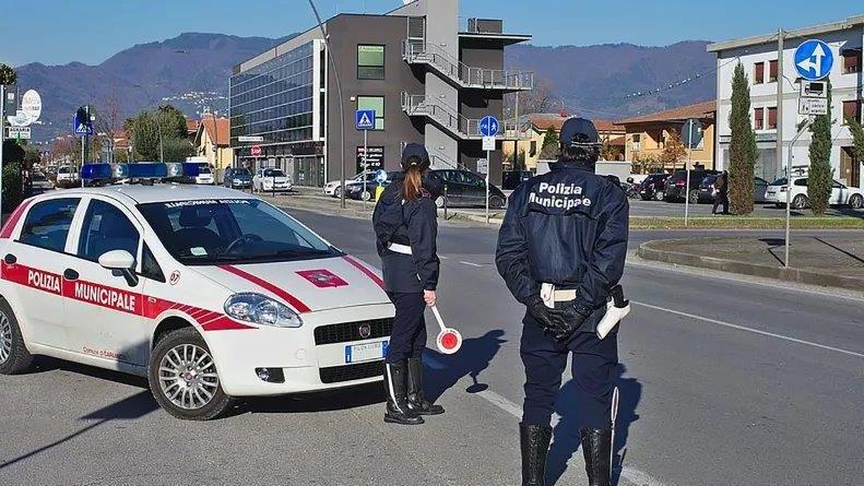 Lucca, al volante con una patente di “fantasia”: denunciato per documenti falsi