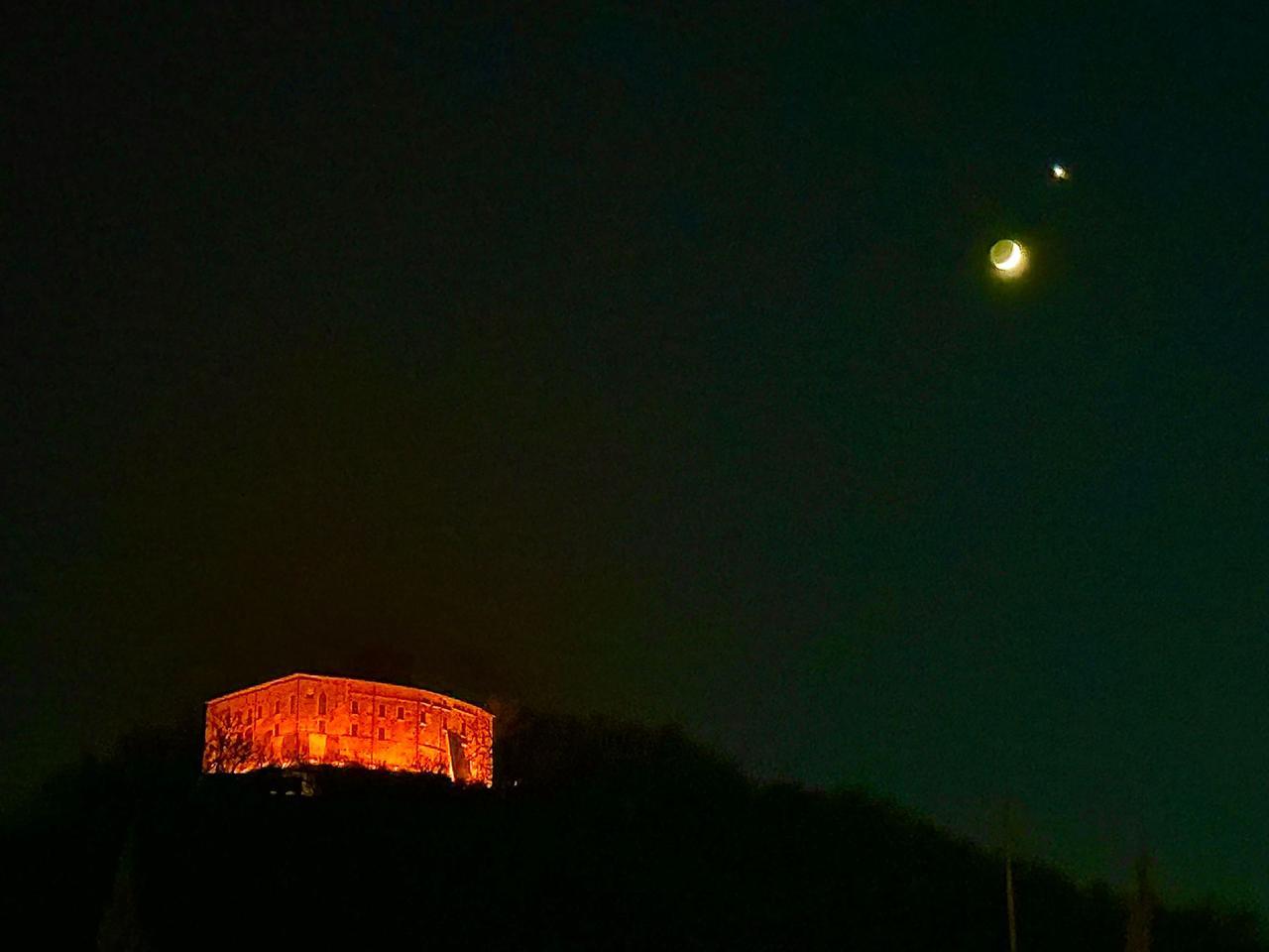 Il bacio cosmico tra la luna e Venere: lo spettacolo del cielo sopra al Bianello