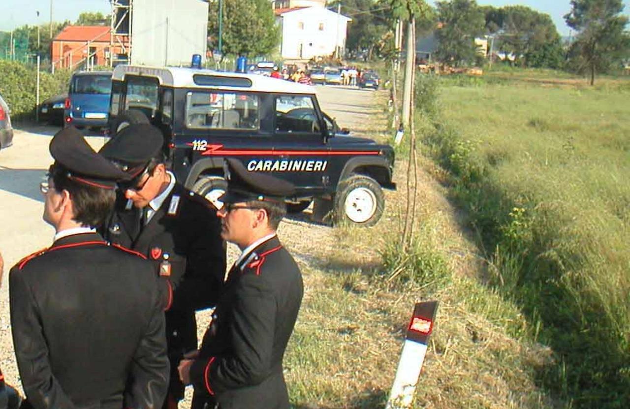
	Carabinieri fuori da un impianto sportivo (foto d'archivio / Franco Silvi)

