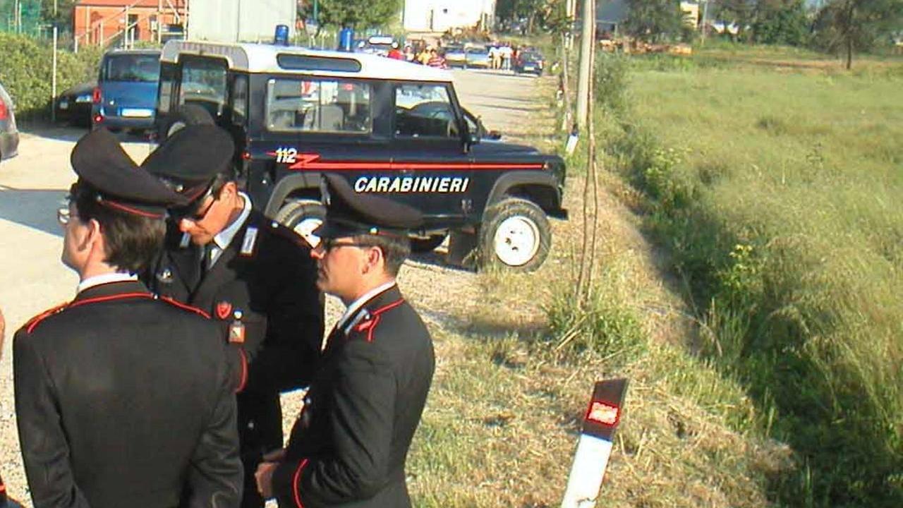 Carabinieri fuori da un impianto sportivo (foto d'archivio / Franco Silvi)
