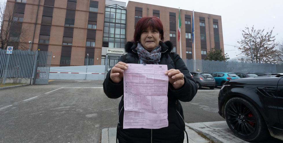 Donna presa a schiaffi sotto casa: «Ho solo chiesto pulizia». E l'aggressore è già libero