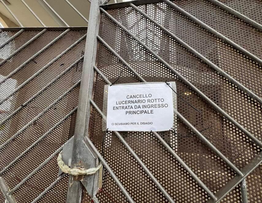 
	Il cancello chiuso che d&agrave; accesso alla zona del Lucernario e alla parte all'aperto&nbsp;

