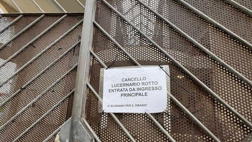 Il cancello chiuso che dà accesso alla zona del Lucernario e alla parte all'aperto 
