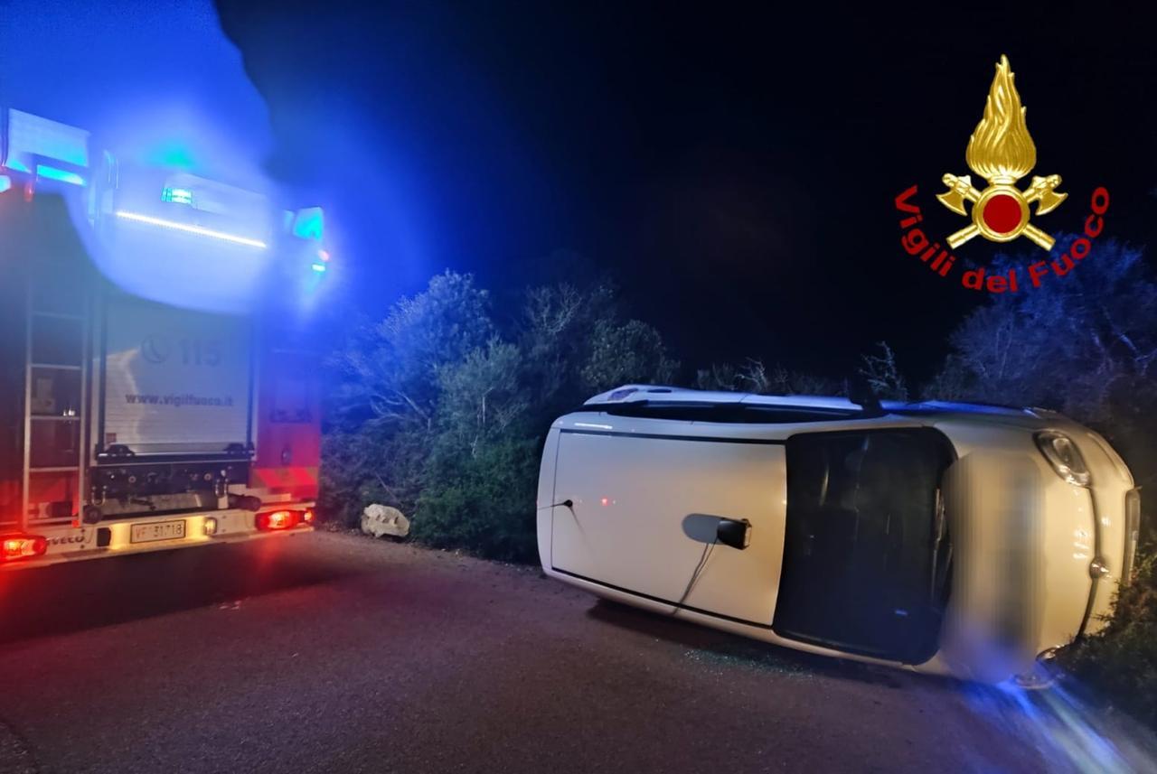 La Maddalena, auto si ribalta sulla strada per il museo di Garibaldi: un ferito