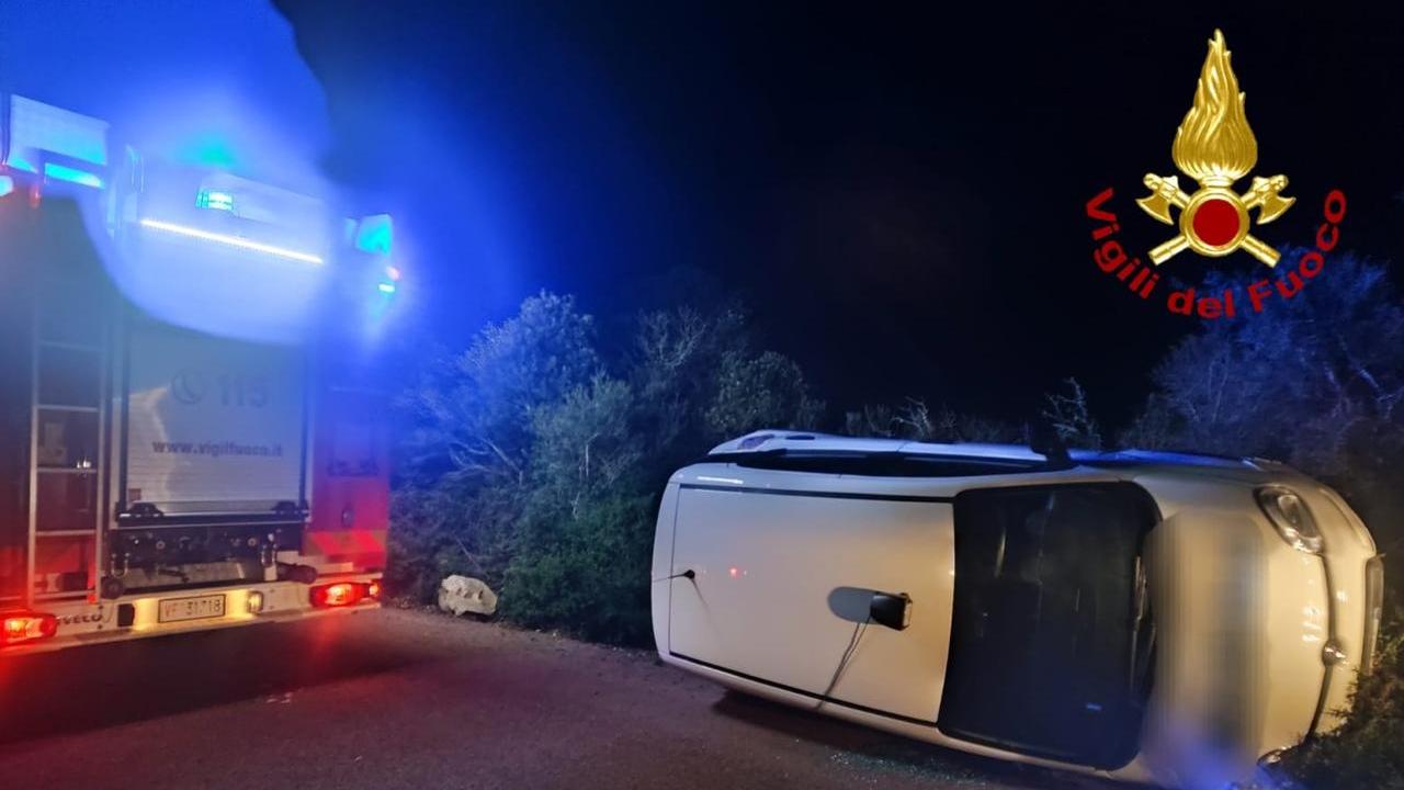 La Maddalena, auto si ribalta sulla strada per il museo di Garibaldi: un ferito