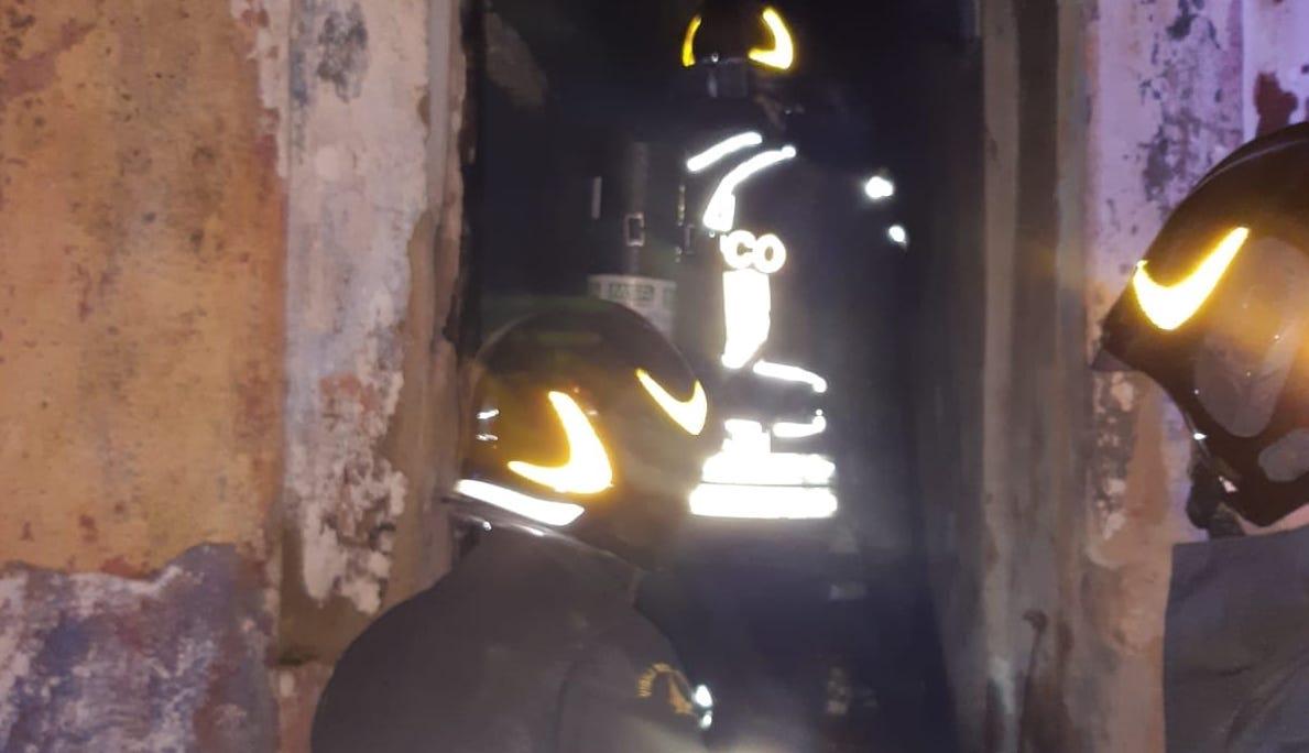 Paura nella notte, in fiamme un’abitazione del centro storico