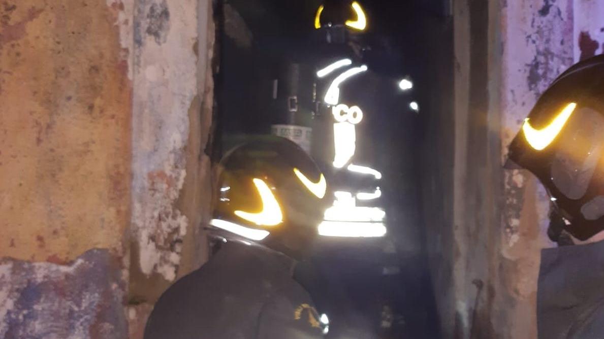 Paura nella notte, in fiamme un’abitazione del centro storico