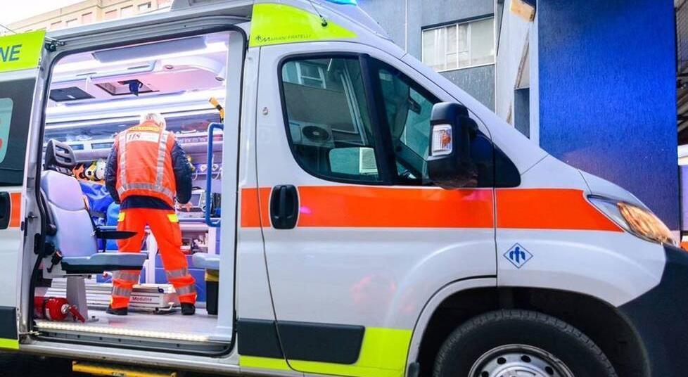 Colto da malore mentre gioca a calcetto: 57enne salvato con il defibrillatore