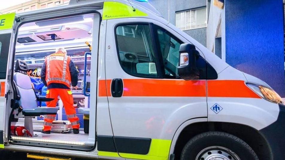 Colto da malore mentre gioca a calcetto: 57enne salvato con il defibrillatore