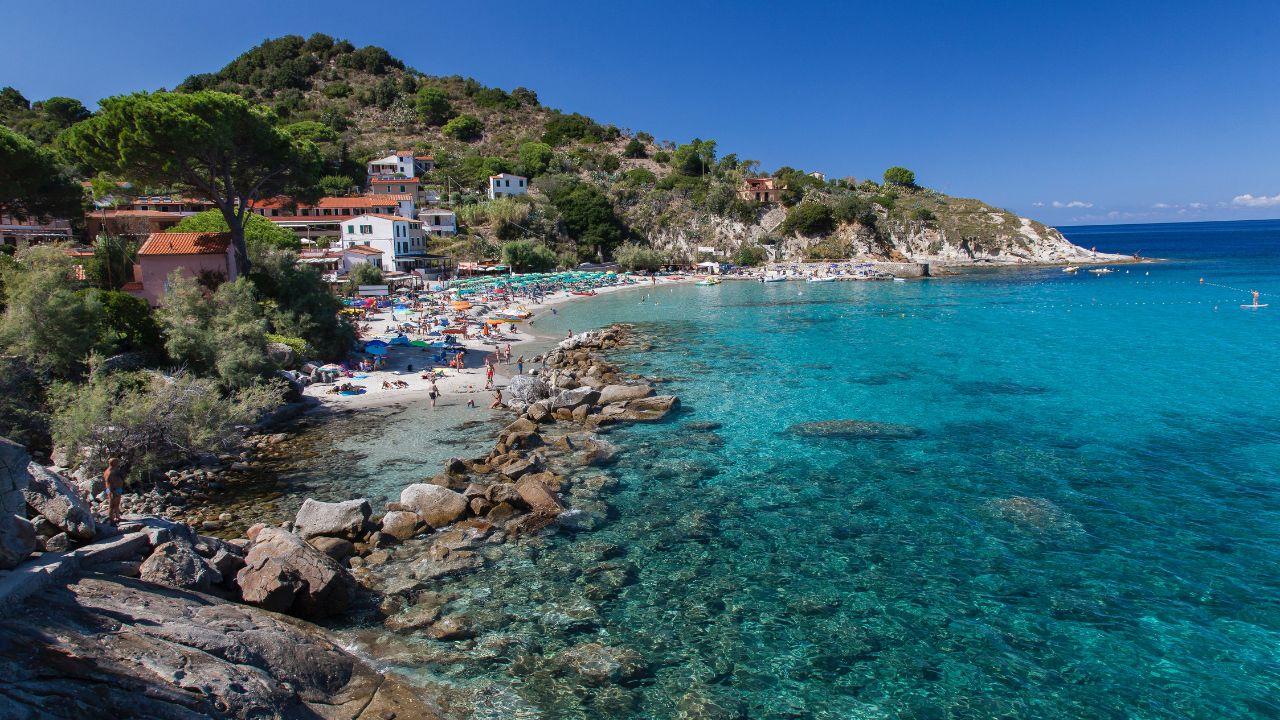 Una veduta della spiaggia di Sant’Andrea in piena stagione balneare