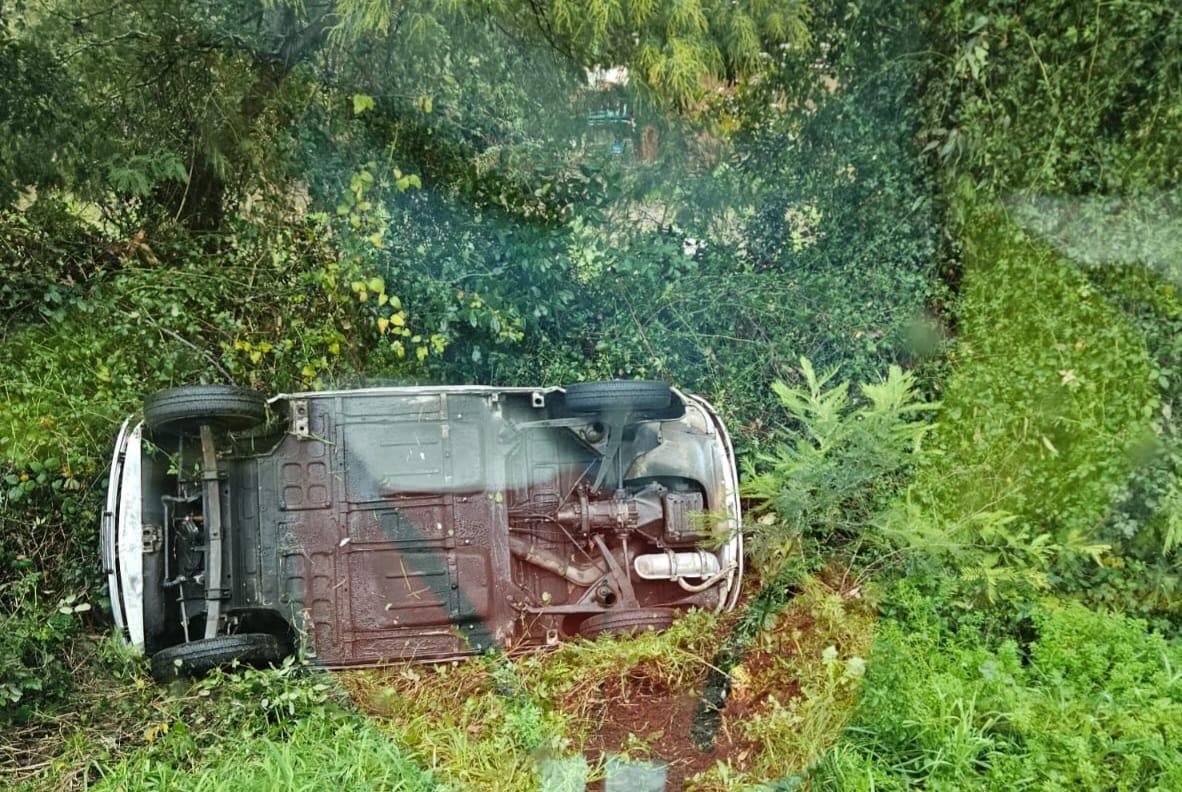 
	L'auto ribaltata in via delle Sorgenti

