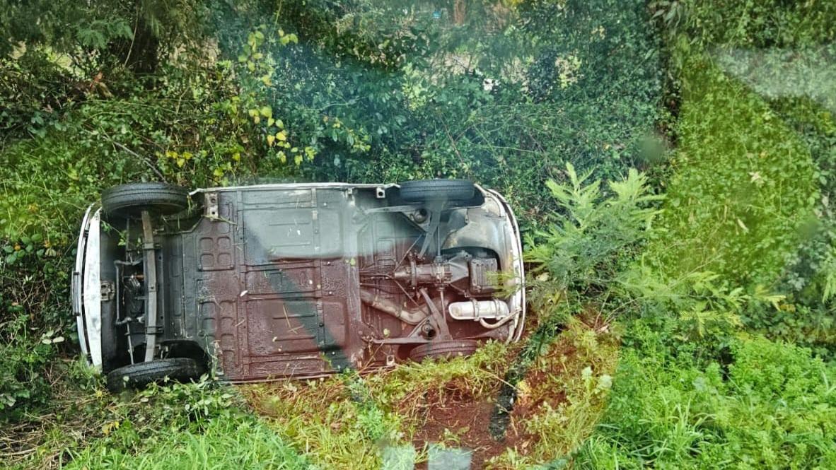 L'auto ribaltata in via delle Sorgenti