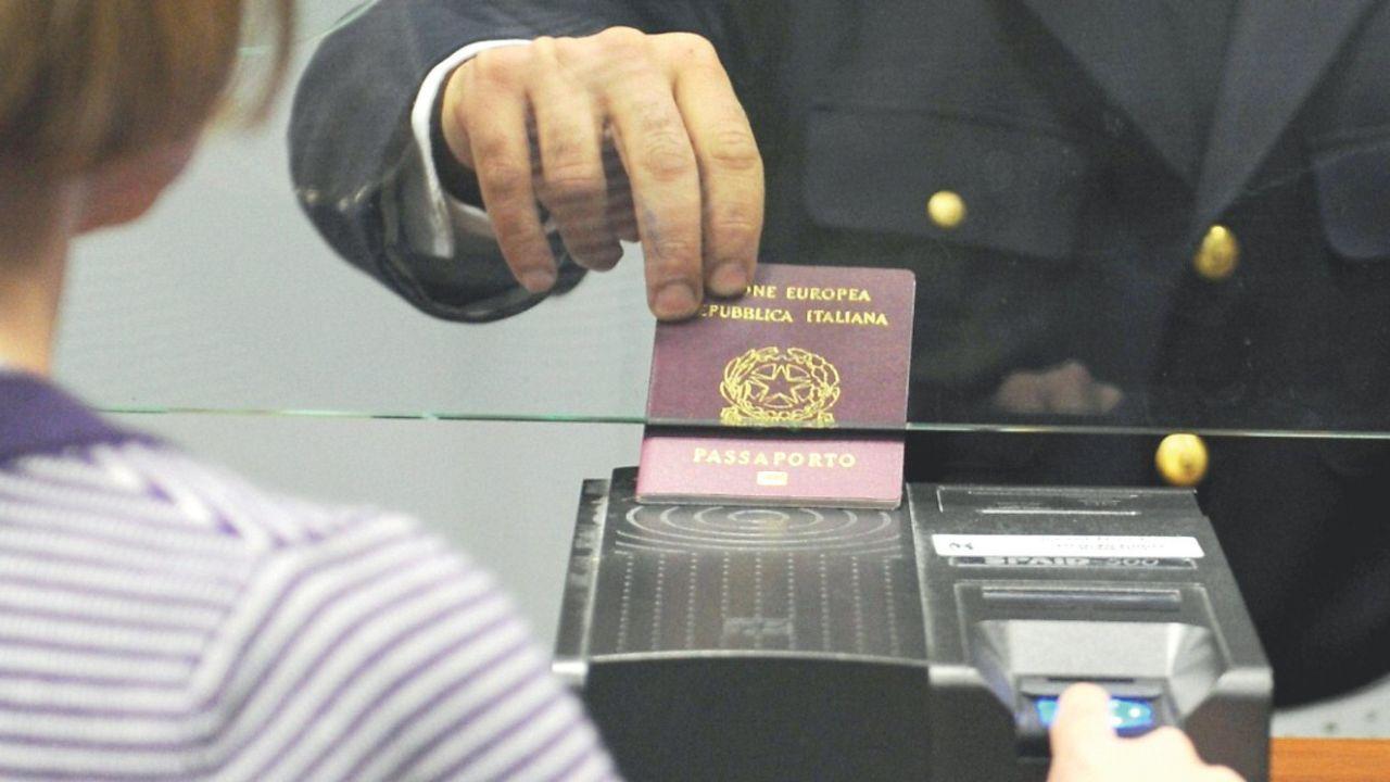 Lucca, false cittadinanze a pagamento: a processo ispettore di polizia e due vigili urbani