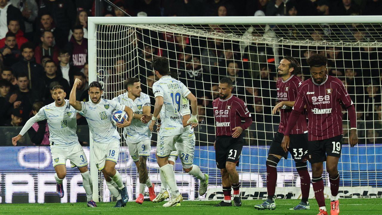 Michele Cavion esulta dopo un suo gol alla Salernitana (foto Alessandro Garofalo - LaPresse)