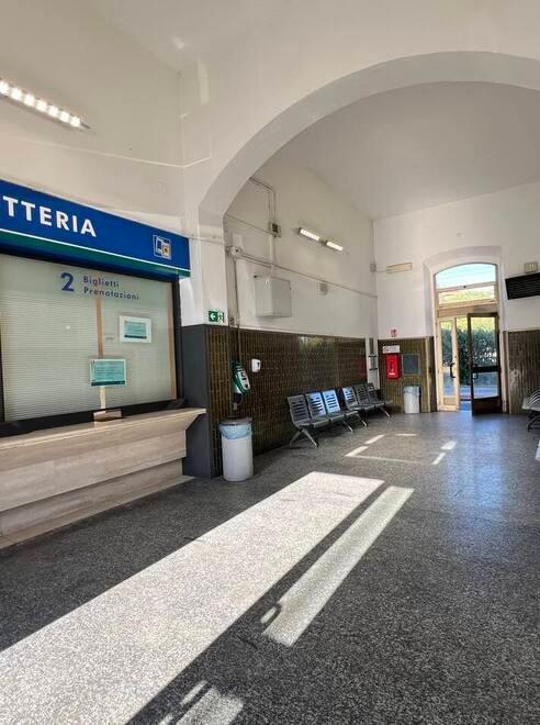 
	La sala d'attesa dell'ex biglietteria della stazione che resta aperta fino alle 23


