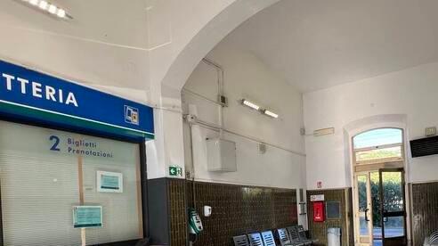 La sala d'attesa dell'ex biglietteria della stazione che resta aperta fino alle 23