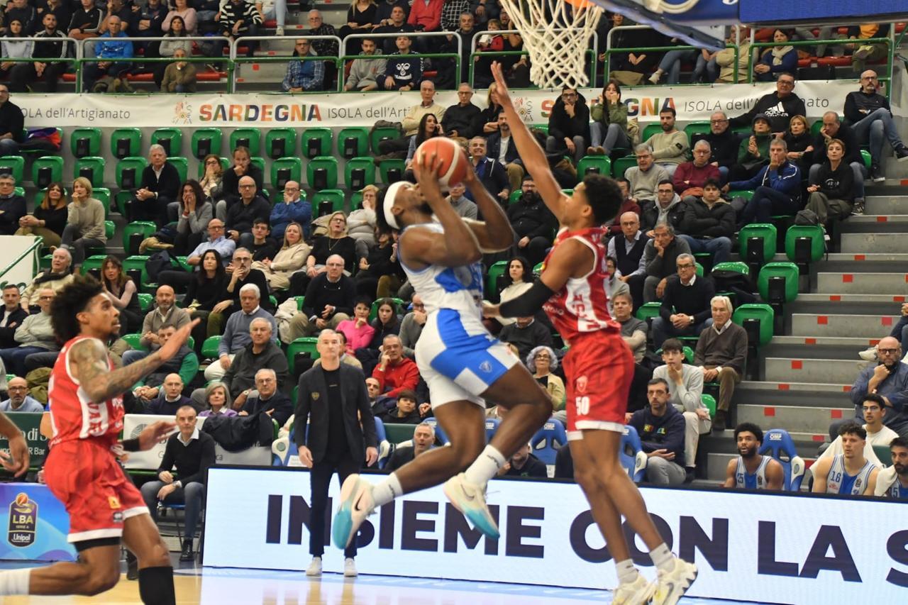 La Dinamo in svantaggio con Varese dopo il 1° tempo: 43-46