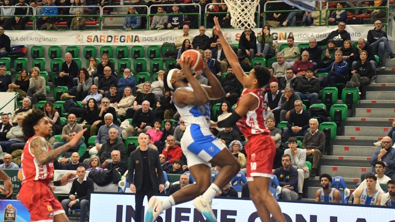 La Dinamo in svantaggio con Varese dopo il 1° tempo: 43-46