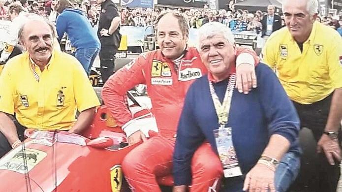 Umberto Benassi (maglione blu) con il pilota Gerard Berger