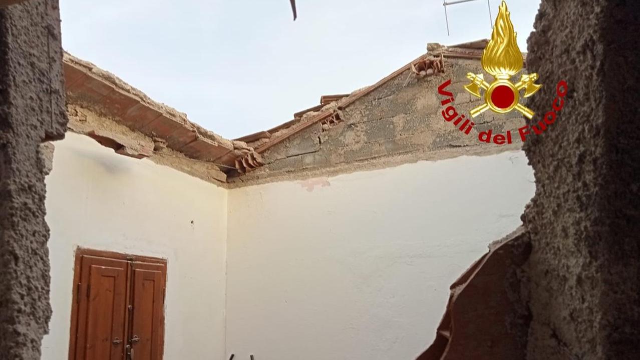 Crolla il tetto della camera da letto: paura per due persone