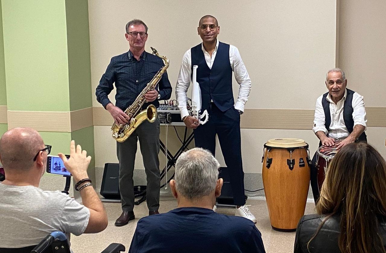 Olbia, il tour di una band tra case di riposo e ospedali