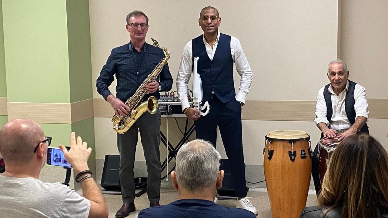 Olbia, il tour di una band tra case di riposo e ospedali