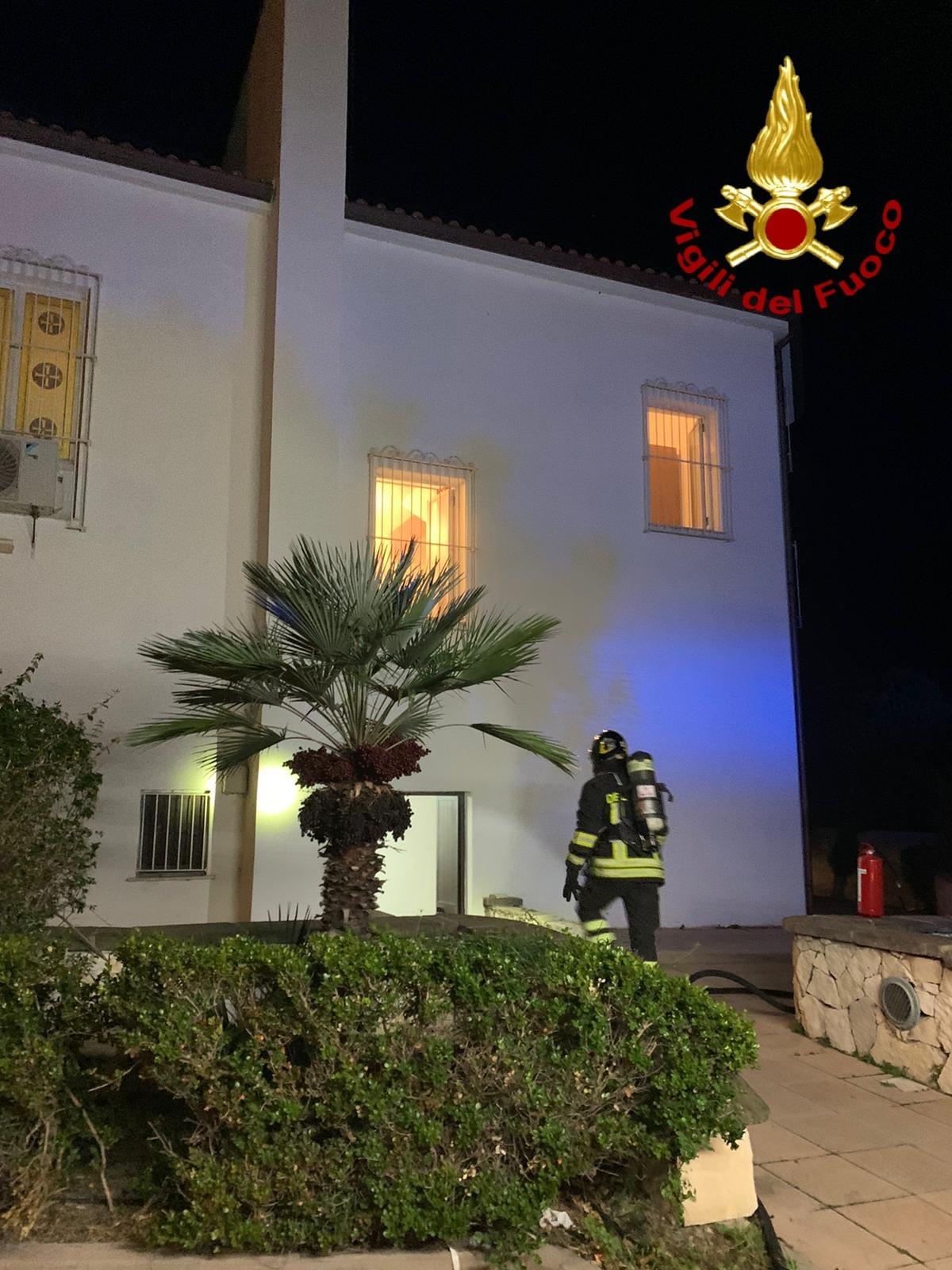 Fiamme nei locali sotto la chiesa, i fedeli danno l’allarme